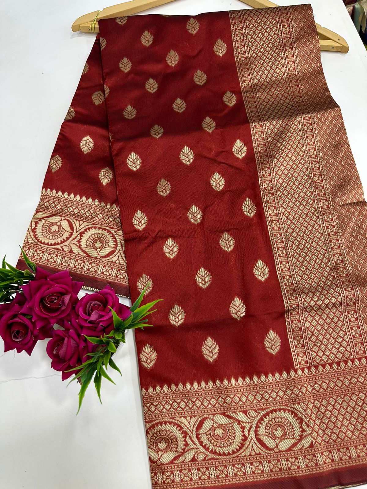 Women's Banarasi Lichi Silk Blend Woven Zari With Tussles Saree and Jacquard Woven Blouse Piece